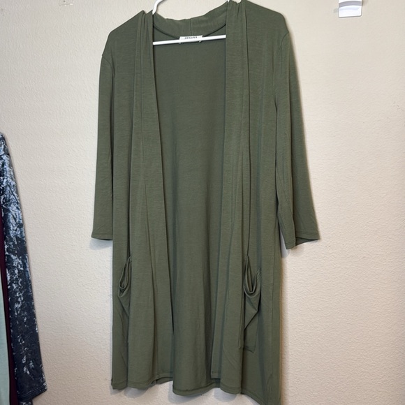 Zenana olive green open front 3/4 sleeve cardigan, NWT BOUTIQUE - Picture 2 of 3